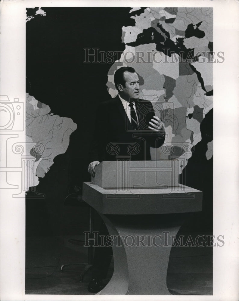 1969 Press Photo Thomas Reddin Speaking As A News Commentator - Historic Images