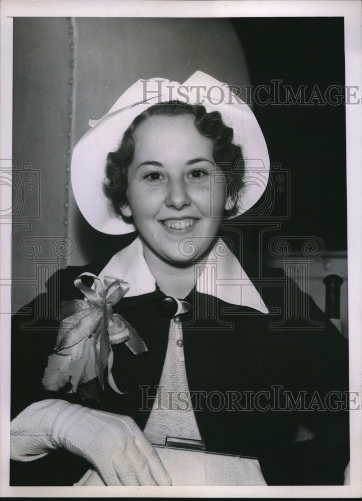 1935 Barbara Levin Age 18 Leaving for Peru to Marry George Benson - Historic Images