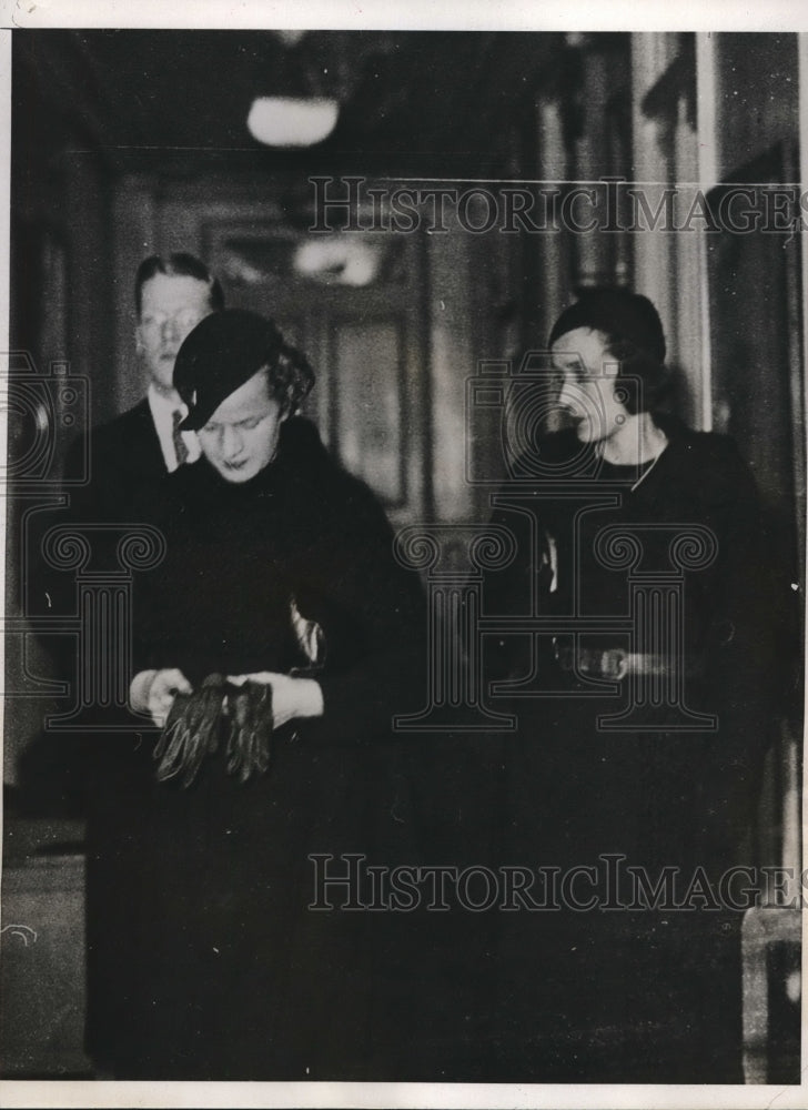 1933 Press Photo Julie Gillespie Room Mate of Woman that Committed Suicide - Historic Images