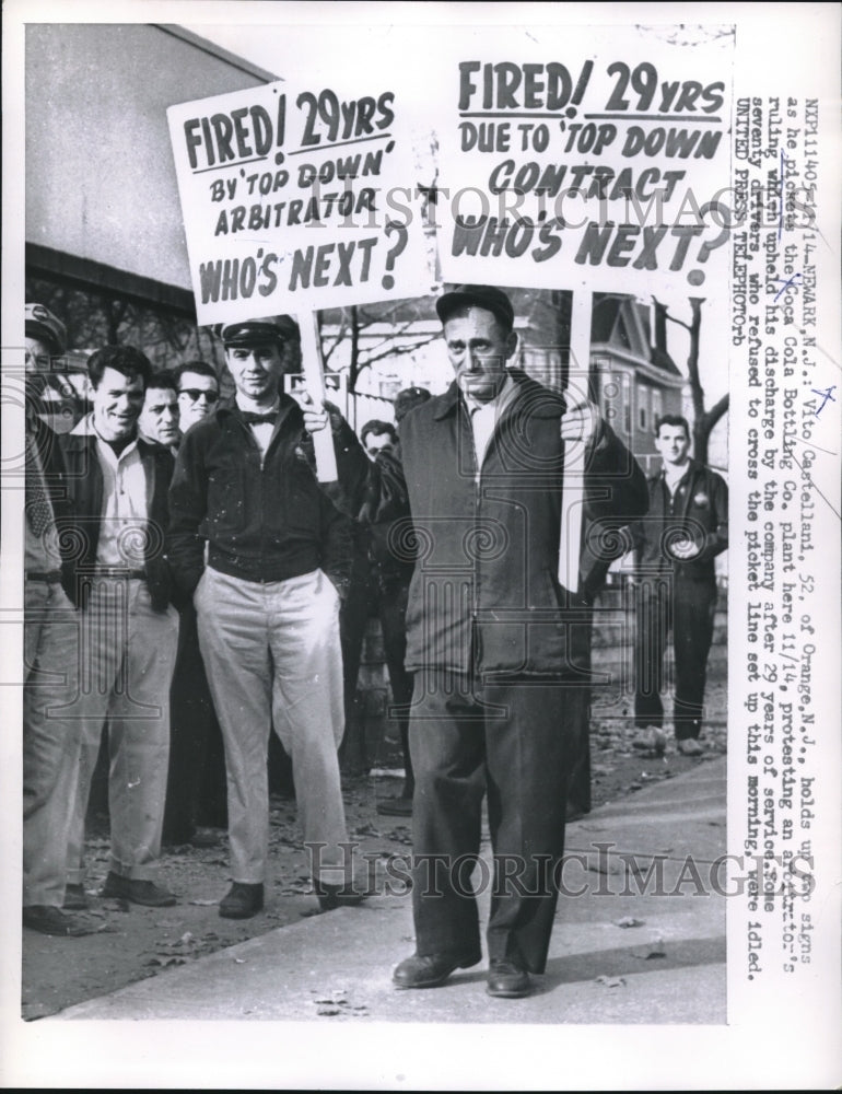 1957 Press Photo Employees pickets outside the Coca Cola Bottling Co. Plant. - Historic Images