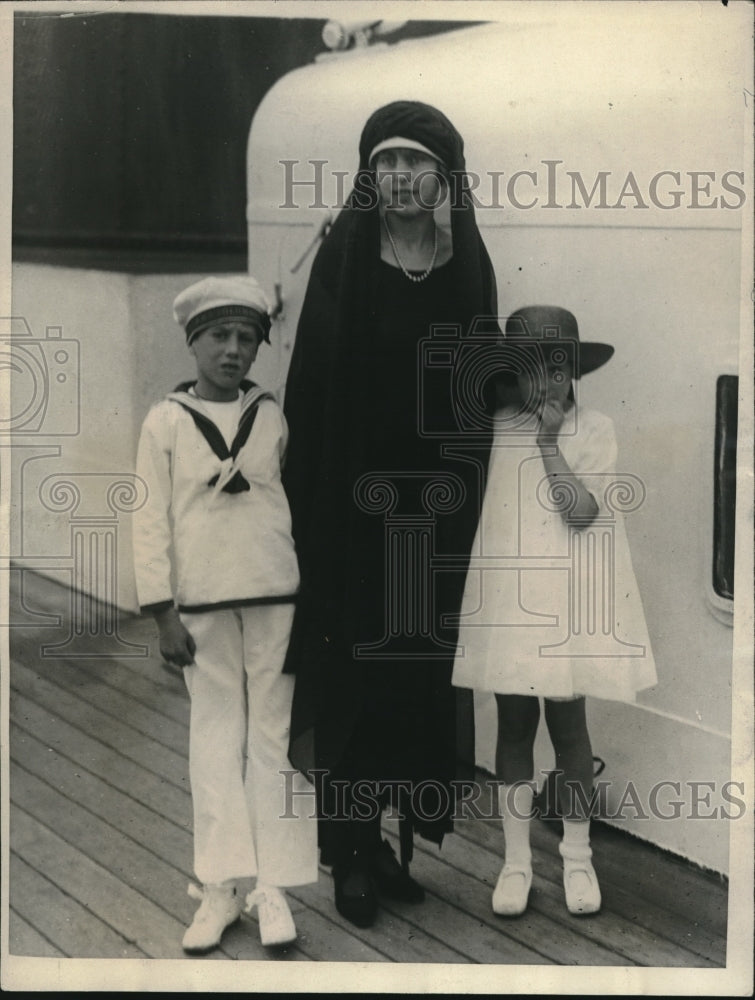 1923 Mrs. Geuinvere Sinclair Gould with her two Children. - Historic Images