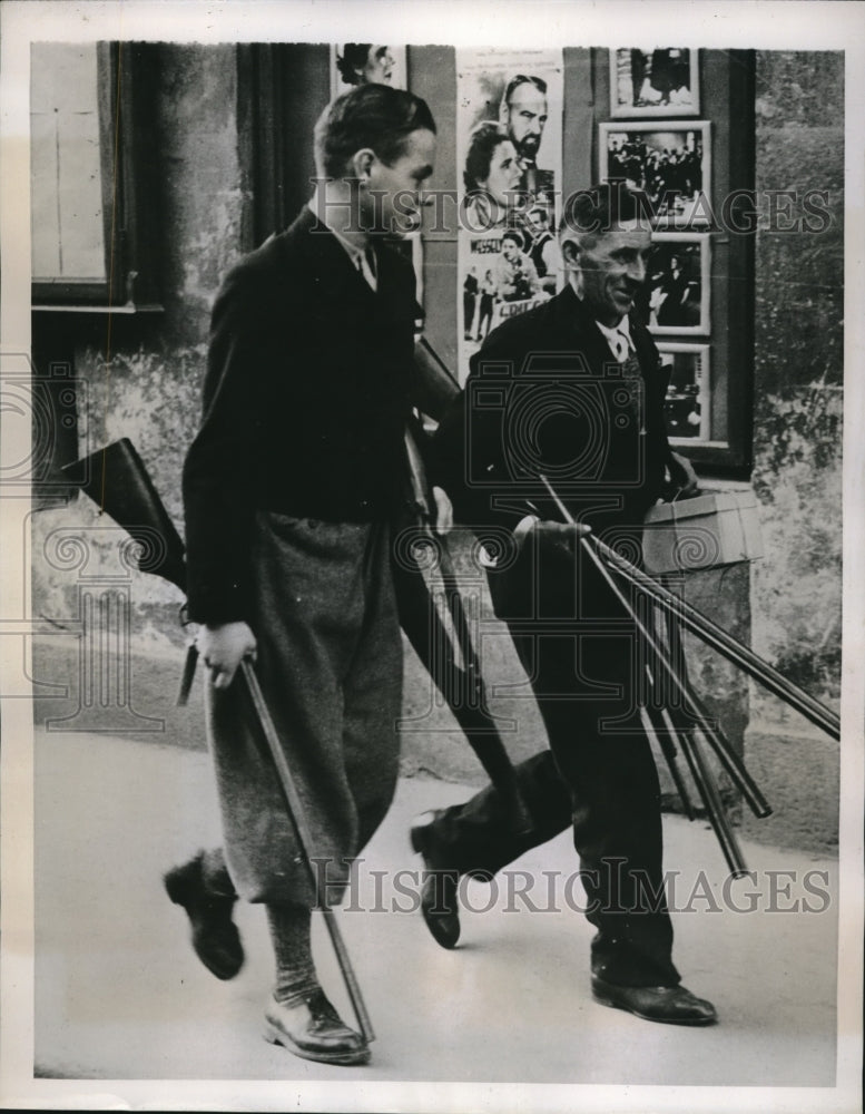 1938 Press Photo Arms and Ammunition confiscated and taken to Police Station - Historic Images