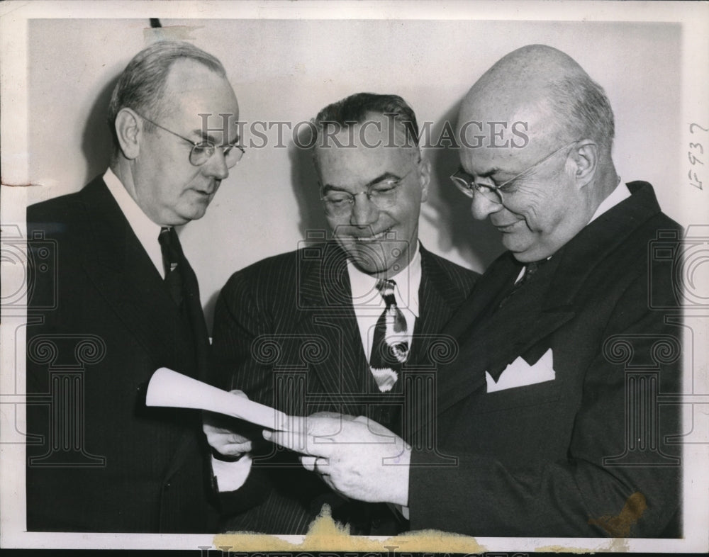 1943 Press Photo Shipbuilder Henry J.Kaiser at Annual Sales executive Meeting. - Historic Images