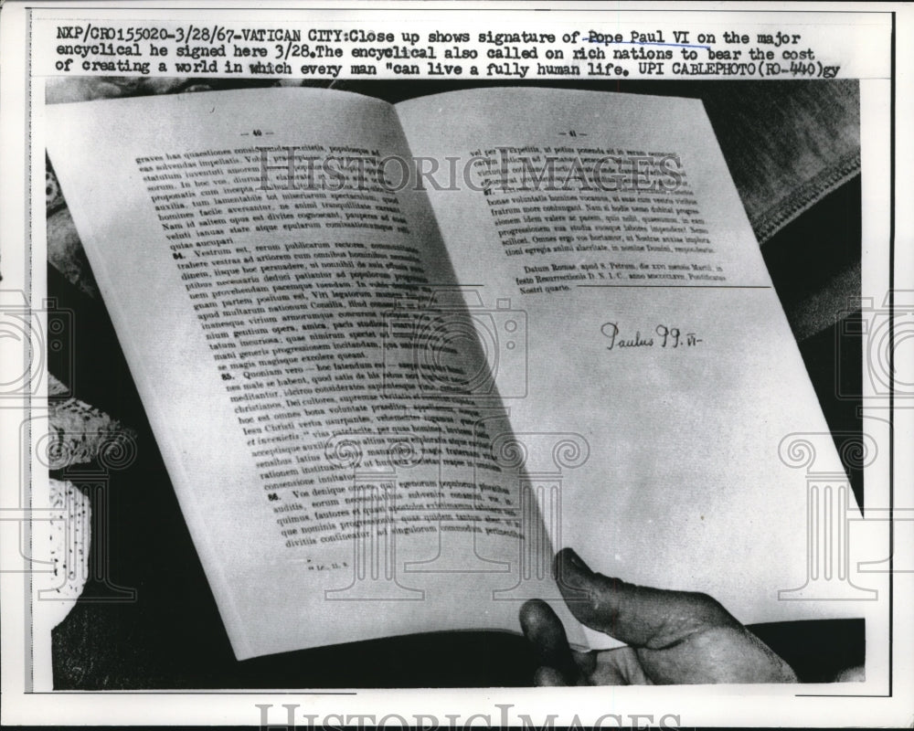 1967 Close up signature of Pope Paul VI on a major Encyclical - Historic Images