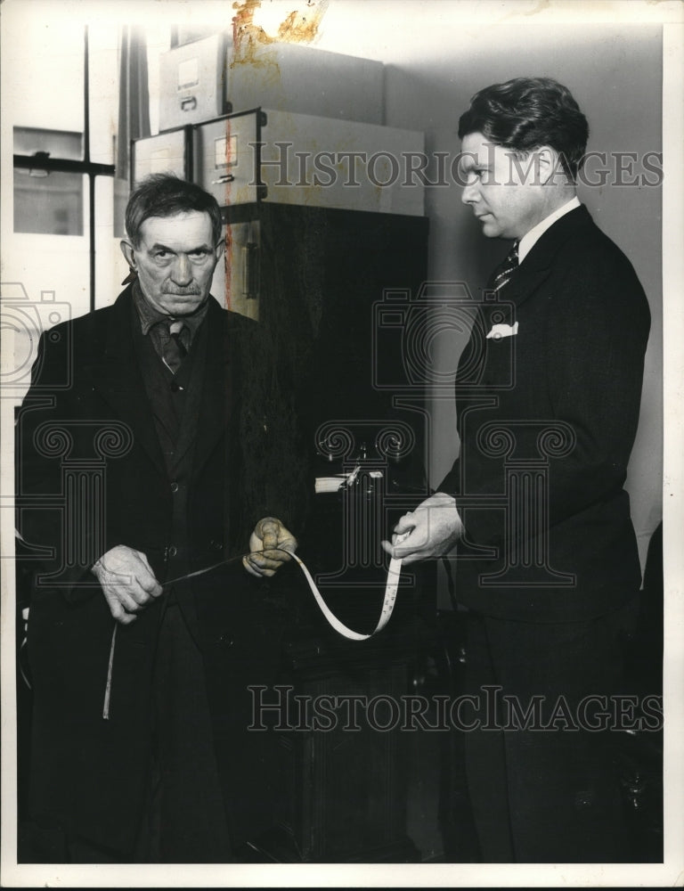 1935 Press Photo Frank Greges who found bonds &amp; returned them - nec32483 - Historic Images