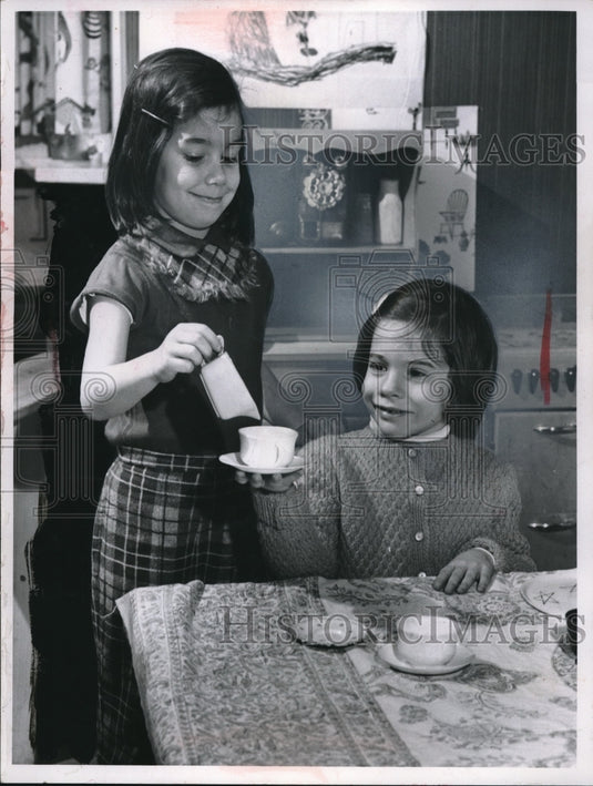 1960 Press Photo Nancy Wolf & Susan Keeler at Synagogue nursery school, Ohio - Historic Images