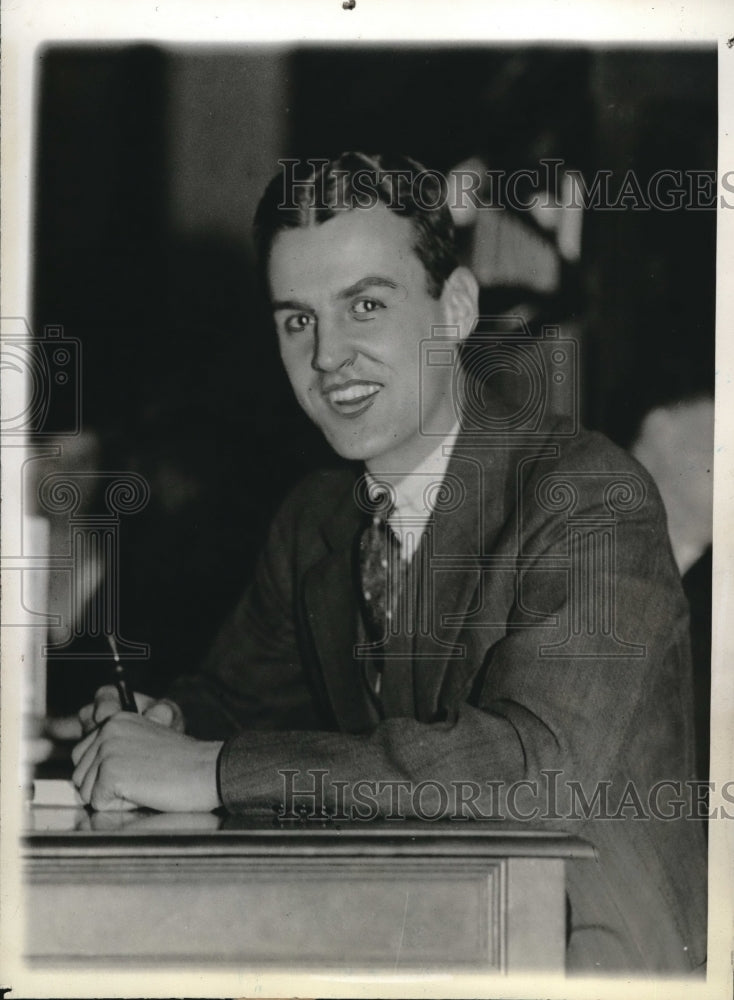 1932 Press Photo Former Harvard Star Barry Wood Autographs His New Book - Historic Images