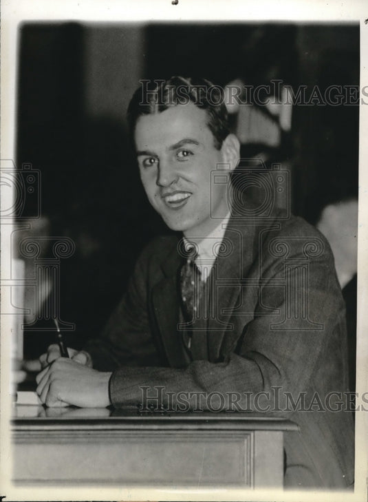 1932 Press Photo Former Harvard Star Barry Wood Autographs His New Book - Historic Images