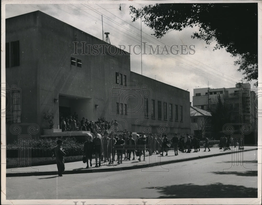 1952 Press Photo Children Stream Out Of Israeli School On Sunny Day-Historic Images