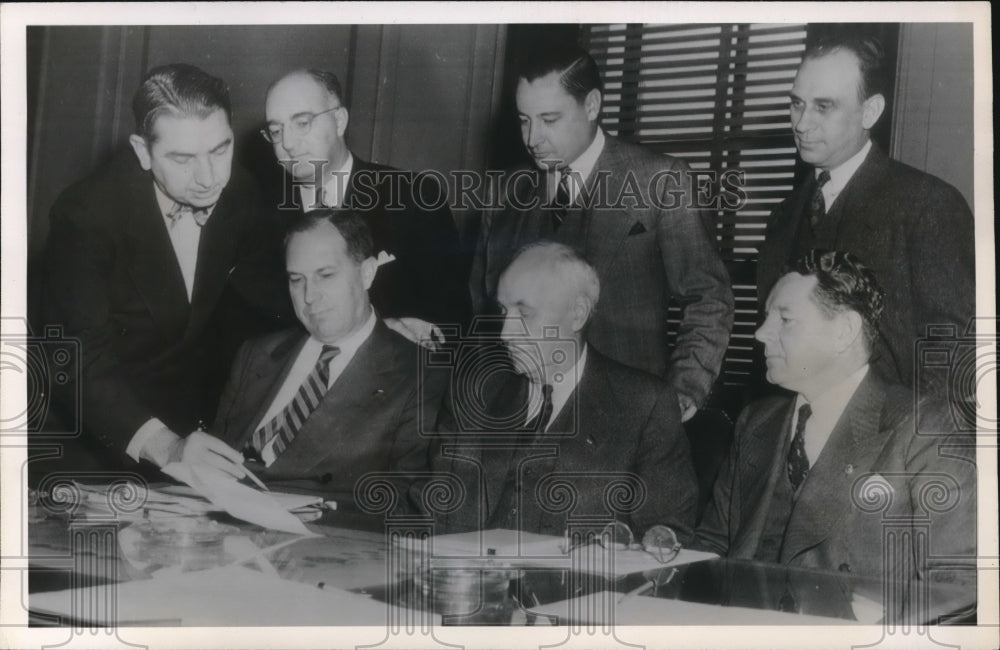 1946 Press Photo Atty General Tom Clark, meets with 6 member board - Historic Images