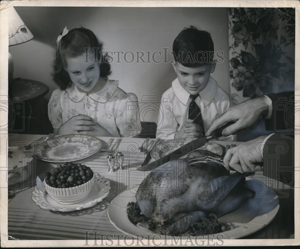 1947 Press Photo Kids Line Up At Thanksgiving Dinner With Turkey And Fixins - Historic Images