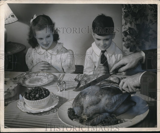 1947 Press Photo Kids Line Up At Thanksgiving Dinner With Turkey And Fixins - Historic Images