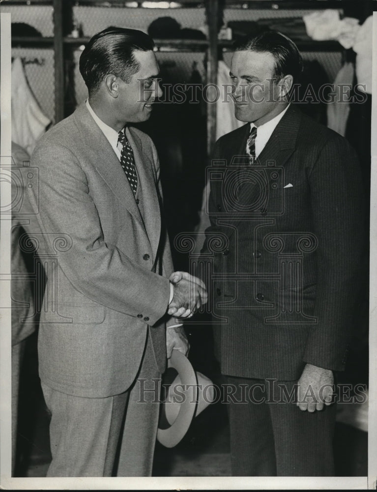 1932 Press Photo Bill Terry Shakes Hands With Joe Cronin - Historic Images