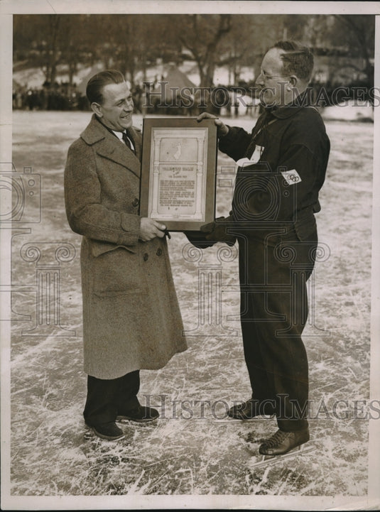 1936 Press Photo Harry Noah of skate assoc. & former Olympian, Valentine Bialis - Historic Images