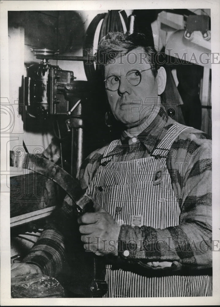 1943 Press Photo Tacoma, Wash. Claude Wood at Shipbuilding Company - Historic Images