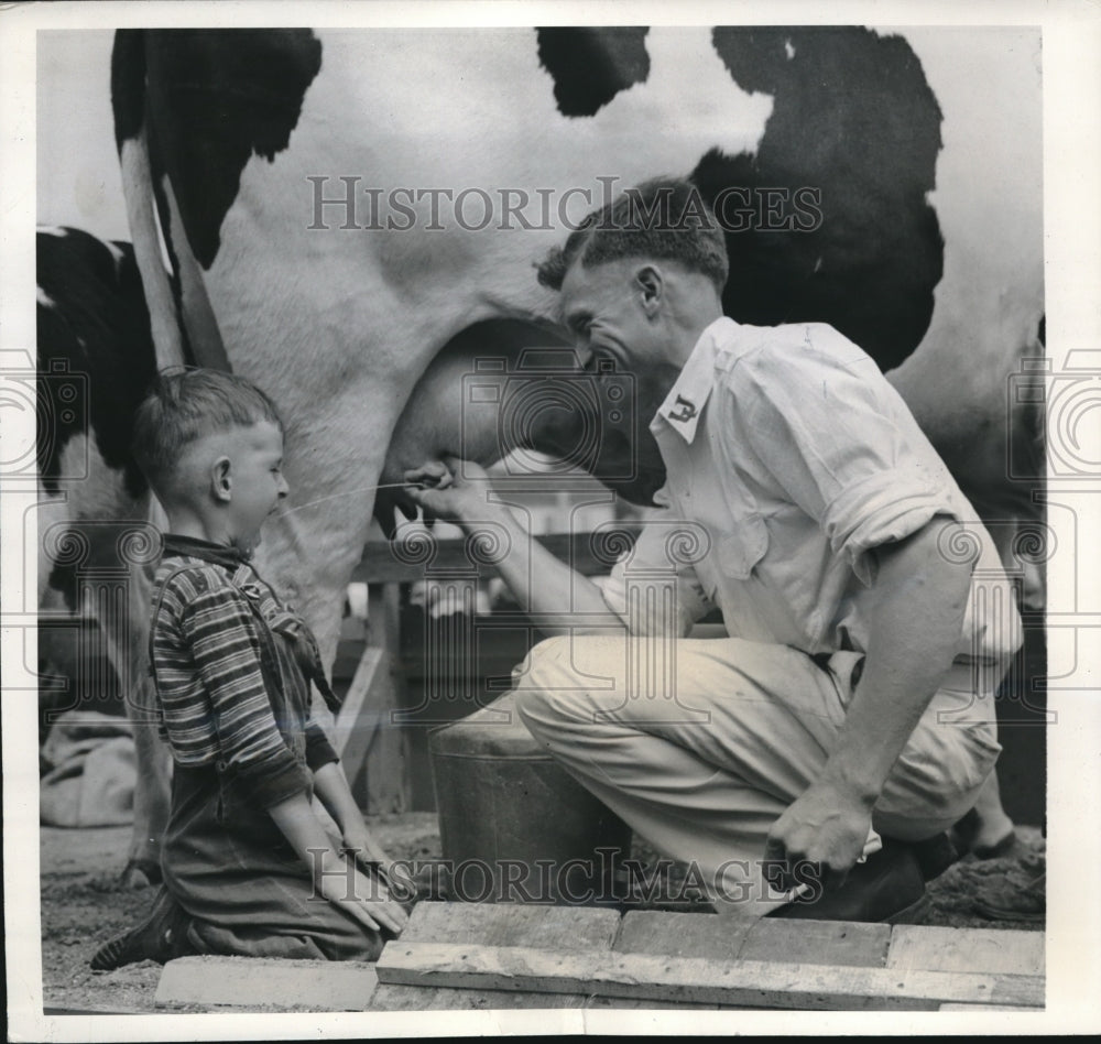 1942 Chicago Illinois David Watson Child Drinks Milk From Cow - Historic Images