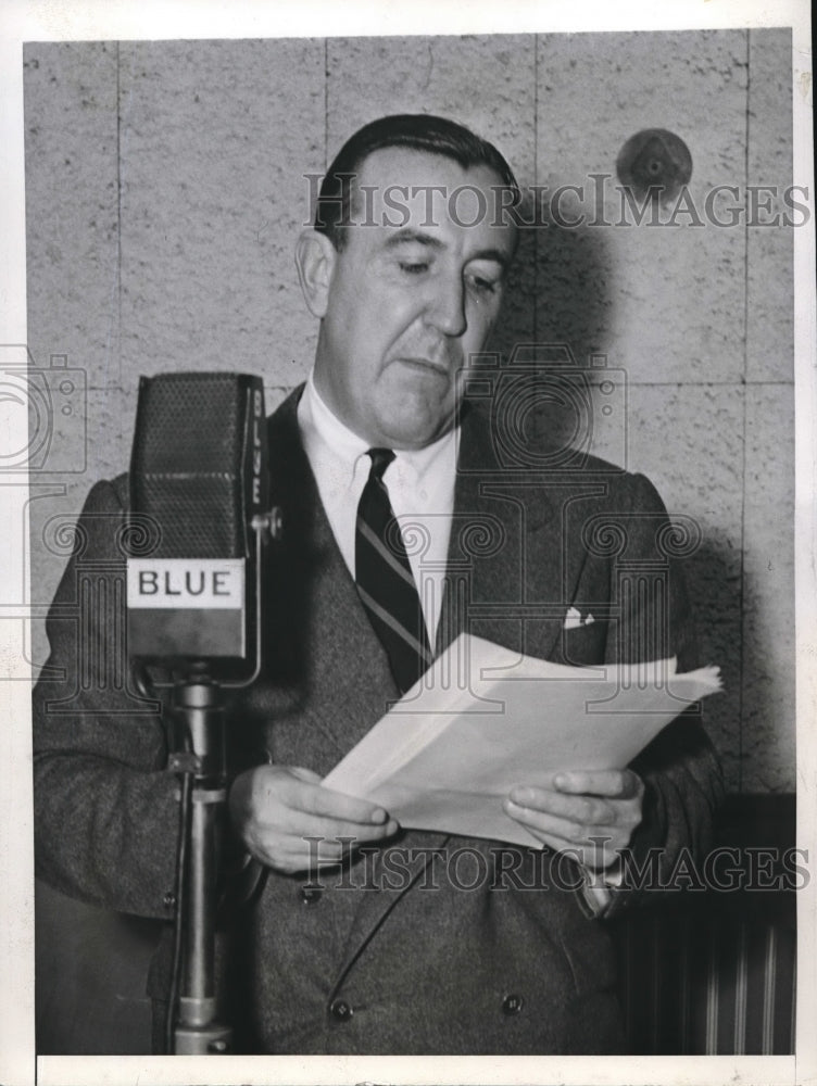 1943 Press Photo OPA Administrator Chester Bowles Broadcasts Over The Radio - Historic Images