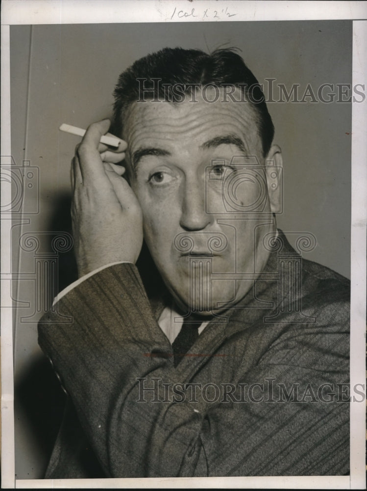 1946 Press Photo Herbert Miller White House Record Clerk Smokes Cigarette-Historic Images
