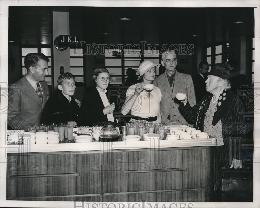 1941 Atlantic Clipper passengers treated to coffeeon arrival in NY - Historic Images