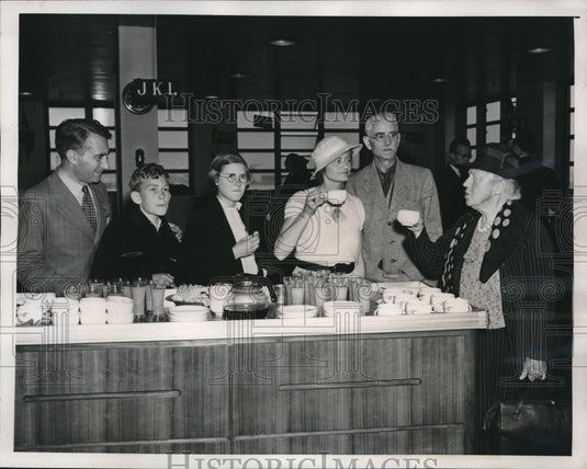 1941 Atlantic Clipper passengers treated to coffeeon arrival in NY - Historic Images