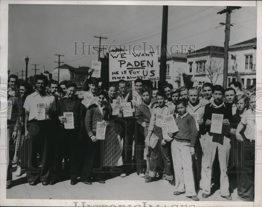 1936 Press Photo Alameda California High Schoolers Protest Firing Superintendent - Historic Images