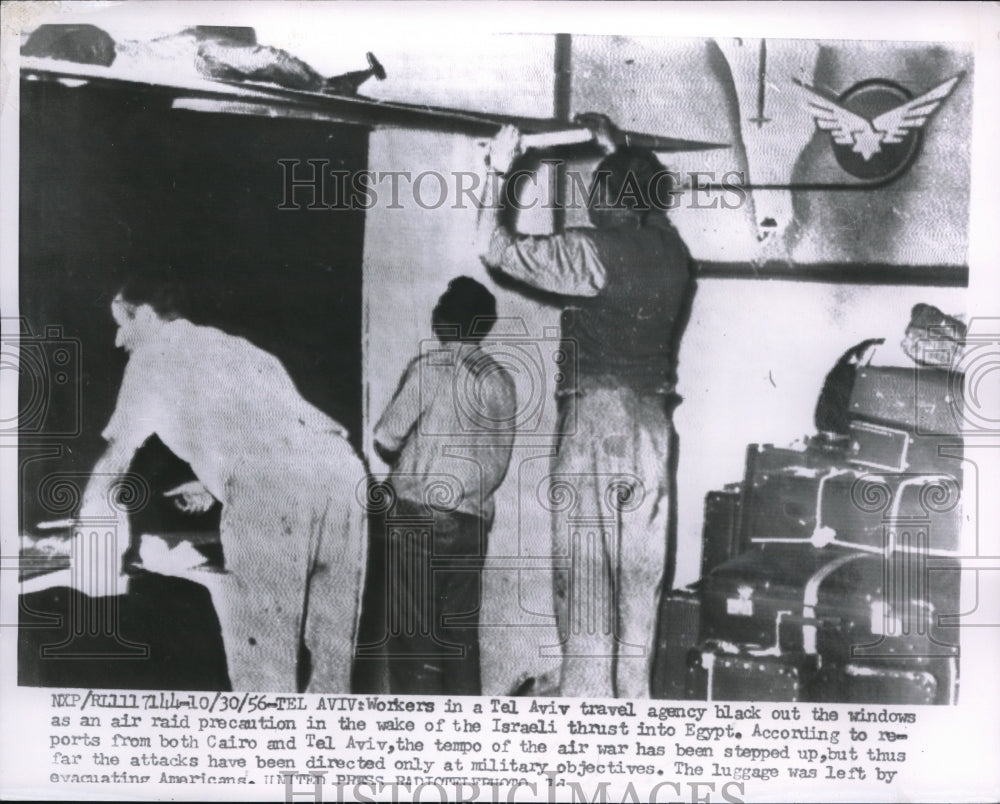 1956 Press Photo Tel Aviv Folks black lout windows - Historic Images