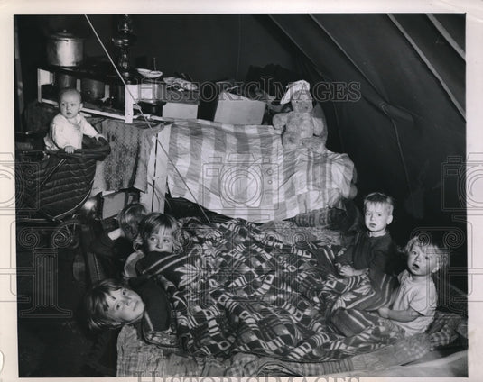 1947 Press Photo George Conner And Nine Children Live In Tent After Home Blaze - Historic Images