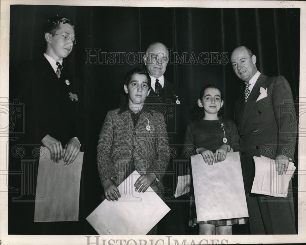 1945 Press Photo Children Receive School Safety Day Awards From Administrators - Historic Images