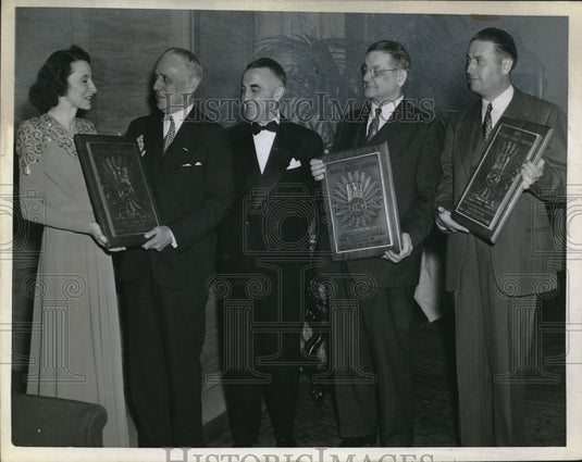 1942 Press Photo Outstanding Citizens Receive The Ohio Safety Contest Award - Historic Images