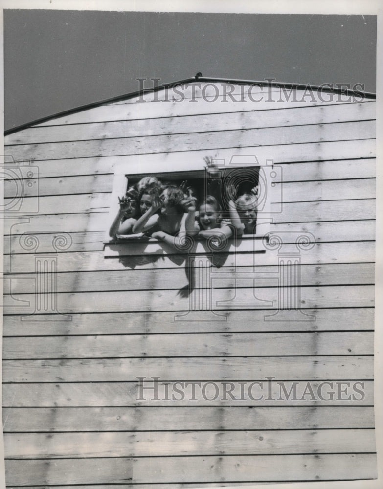 1958 Young strawberry pickers - Historic Images