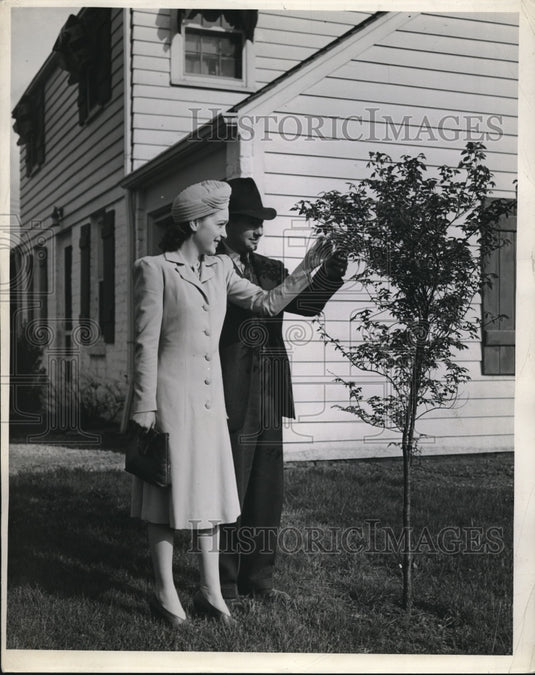 1941 Press Photo All-American Couple Inspects Baby Tree At New Suburban House - Historic Images