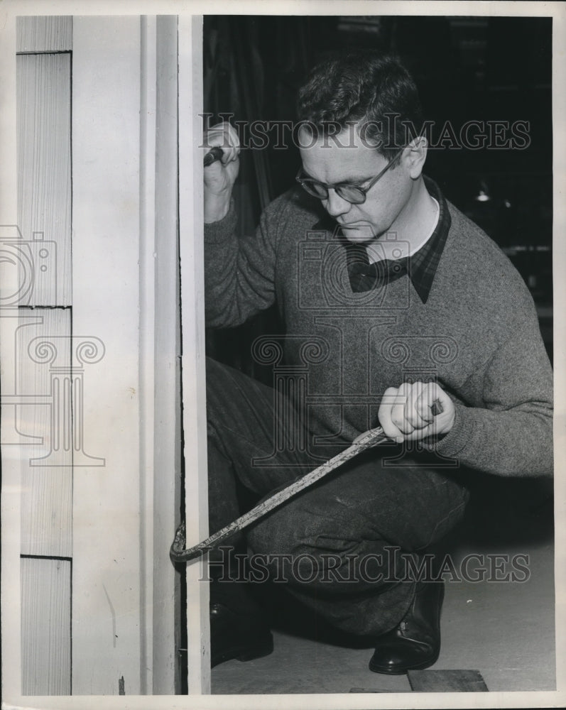 1952 Press Photo Trim used w/ old door is removed from sides of garage opening - Historic Images