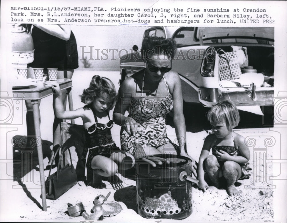 1957 Press Photo Mrs RL Anderson, Carol Daughter &amp; Barbara Riley Picnicking - Historic Images