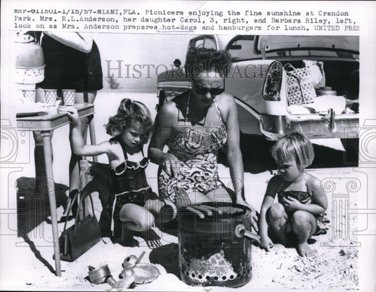 1957 Press Photo Mrs RL Anderson, Carol Daughter & Barbara Riley Picnicking - Historic Images