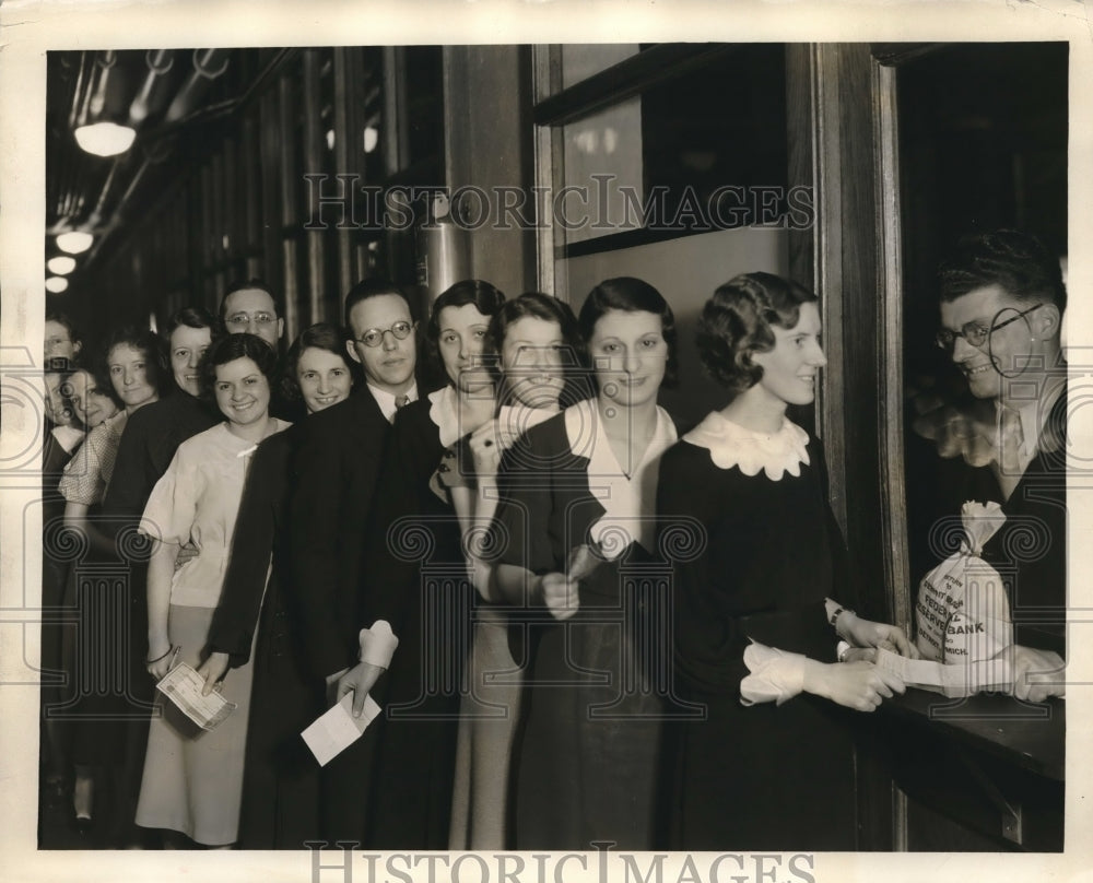 1933 Press Photo Employees Standing in Line for First Pay Day at Company Bank - Historic Images