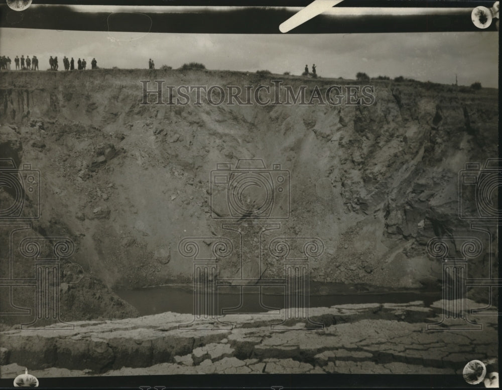 1926 Press Photo Giant Sink Hole At Smoky Hill River Near Sharoon Springs Kansas - Historic Images