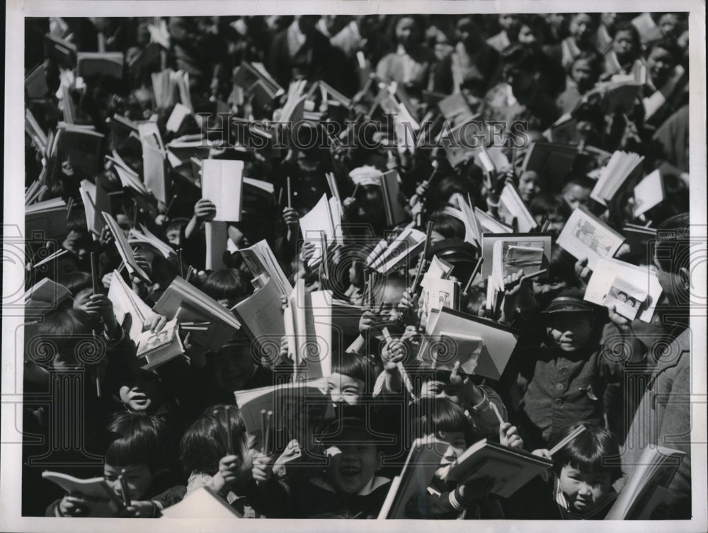 1947 Press Photo School Children Wave One Pencil &amp; One Notebook Ration in Tokyo - Historic Images