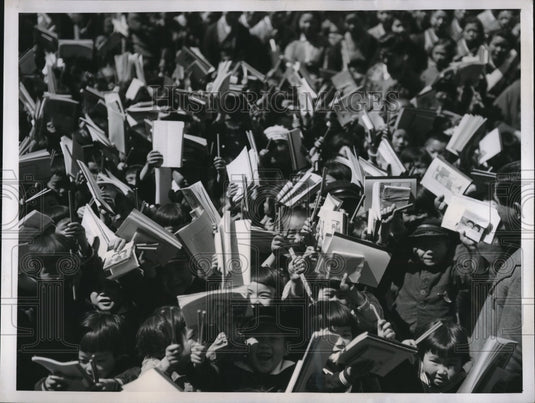 1947 Press Photo School Children Wave One Pencil & One Notebook Ration in Tokyo - Historic Images