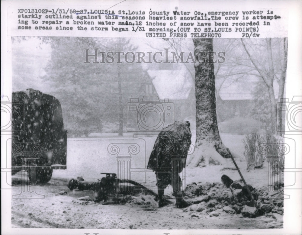 1958 Press Photo County Water Co Emergency worker against a heavy snowfall-Historic Images