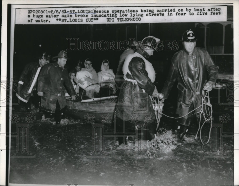 1961 Press Photo Rescue operations by boat after water main broke in St. Louis - Historic Images