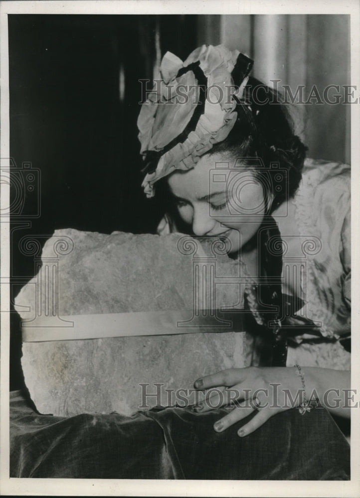 1939 Press Photo Coletta Kelly kisses the Blarney Stone in Cleveland, OH - Historic Images