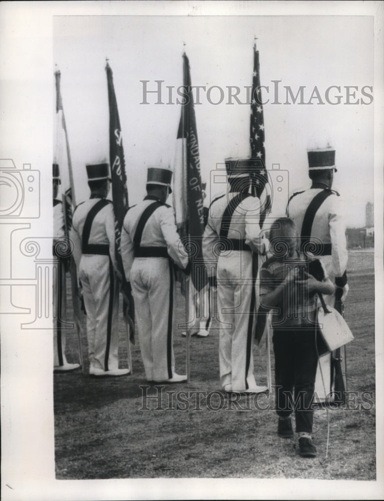 1957 Press Photo Shoeshine Boy leaves from a field at American Legion Parade. - Historic Images