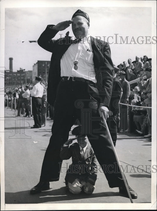 1941 Press Photo Bob Hemphill watches American Legion parade with John Spare. - Historic Images