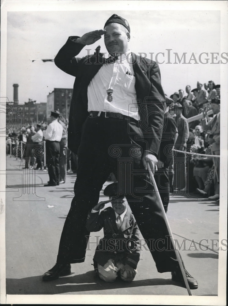 1941 Press Photo Bob Hemphill and John Spare watch American Legion Parade in WI. - Historic Images