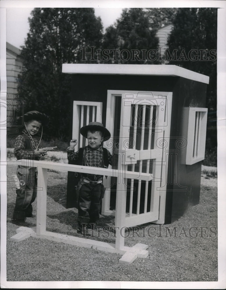 1954 Press Photo Paul Spahn, 5, and brother, Tim, 3, play Cowboys and Indians - Historic Images