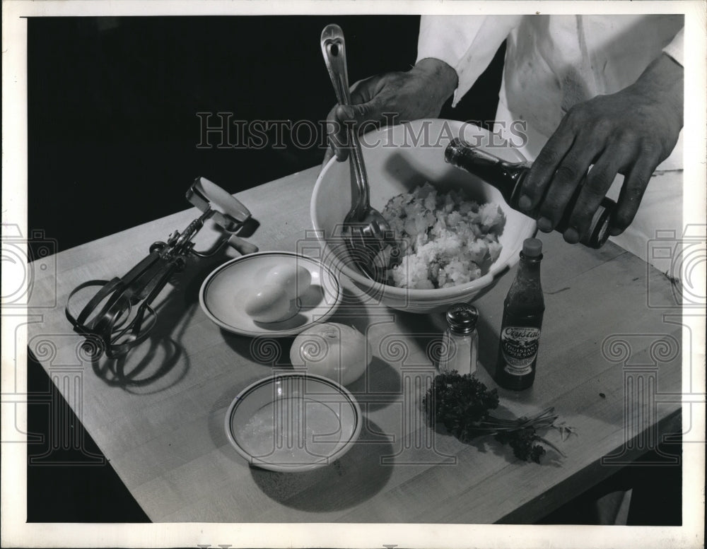 1945 Press Photo Preparing Parboiled Fish - Historic Images