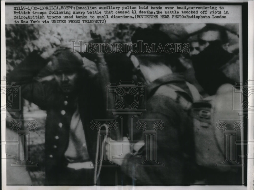 1952 Press Photo Ismailian Auxiliary Police Surrendering to British Troops Egypy - Historic Images