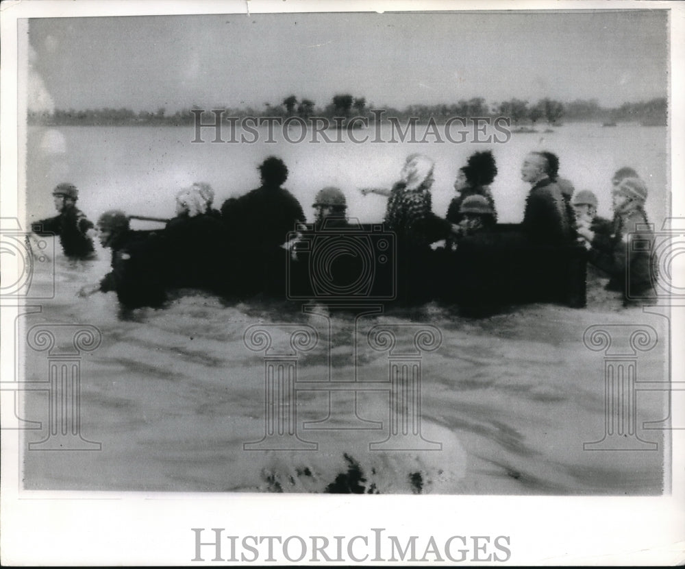 1966 Press Photo Japan flood. Police guide a boatlad of victims to higher ground - Historic Images