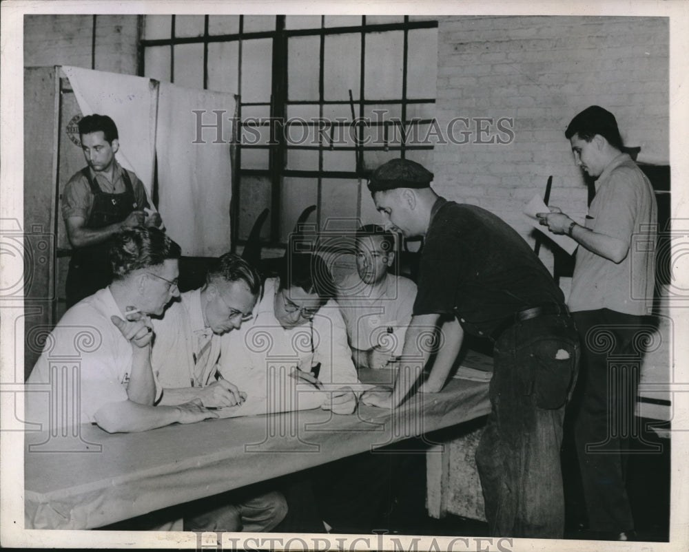 1943 Press Photo Allis Chalmers workers vote to settle strike - Historic Images