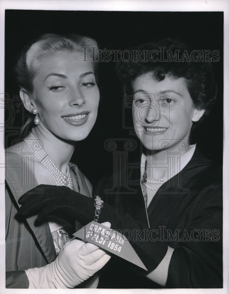 1954 Press Photo French Army Doc. Capt. valerie Andree, Model Genevieve Watch of - Historic Images